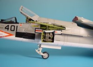 F-8E CRUSADER gun bay - HASEGAWA  (Vista 1)