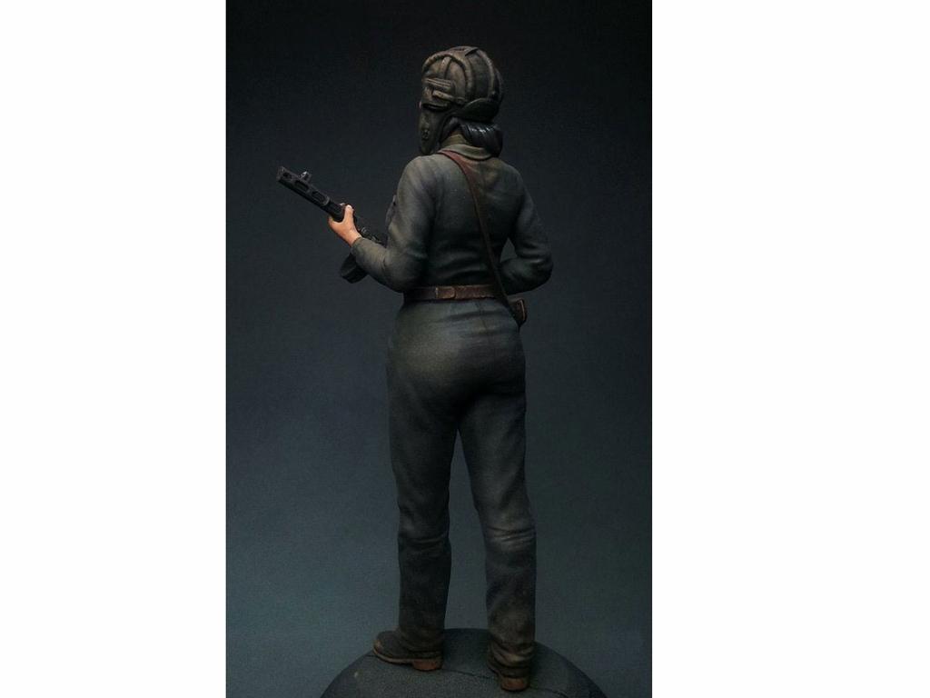 La chica del tanque Soviético (Vista 5)