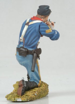 Kneeling US Cavalryman shooting carbine  (Vista 4)