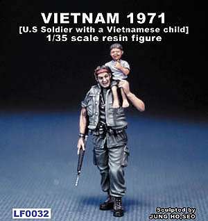 US Soldier with a Vietnamese child on hi (Vista 2)