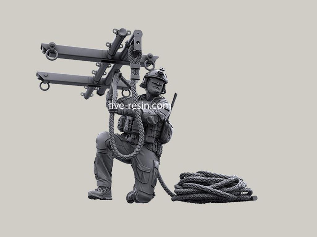 Personal SOF transportado en la puerta de carga (Vista 2)