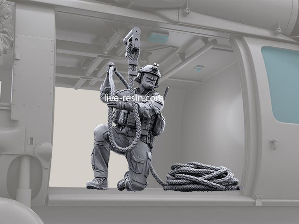 Personal SOF transportado en la puerta de carga (Vista 3)