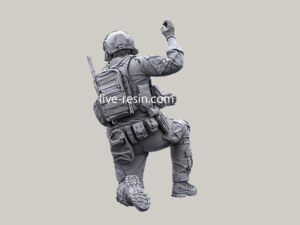 Personal SOF transportado en la puerta de carga (Vista 7)