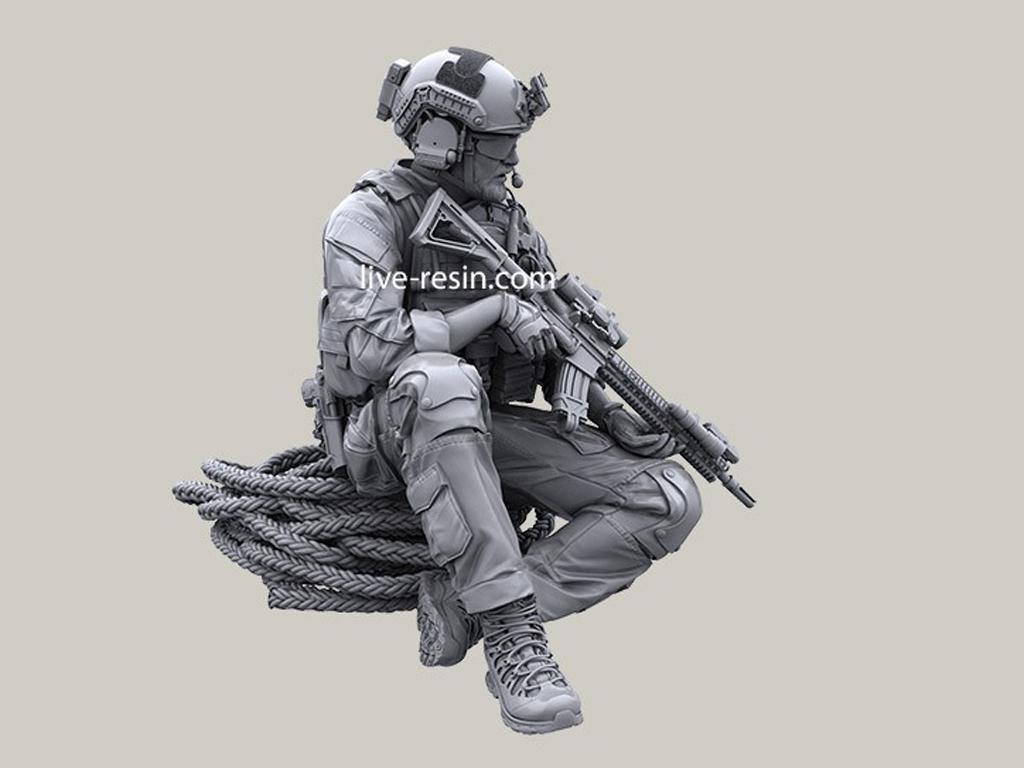 Personal SOF transportado en la puerta de carga (Vista 10)