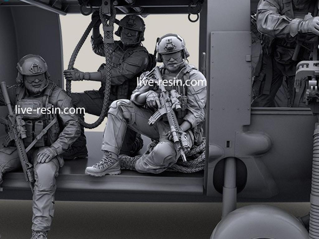 Personal SOF transportado en la puerta de carga (Vista 4)