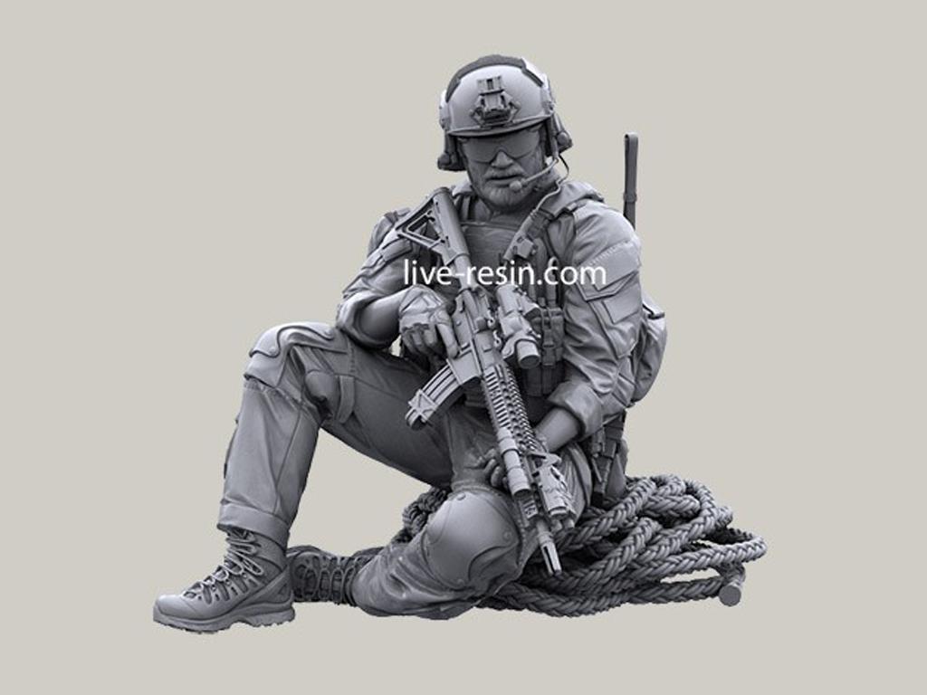 Personal SOF transportado en la puerta de carga (Vista 5)