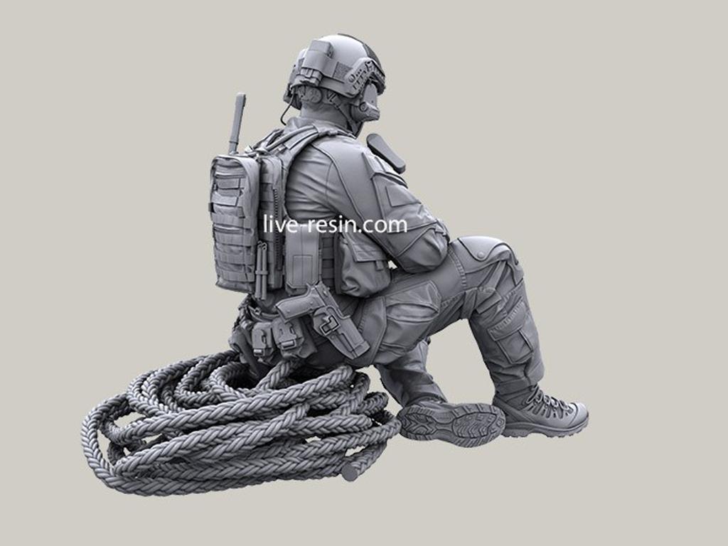 Personal SOF transportado en la puerta de carga (Vista 9)