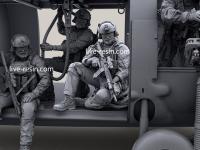 Personal SOF transportado en la puerta de carga (Vista 14)