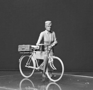 Frau Muller. Woman & Women's Bicycle  (Vista 2)