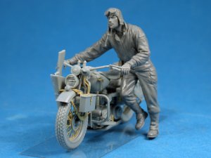 U.S.  Soldier Pushing Motorcicle  (Vista 3)