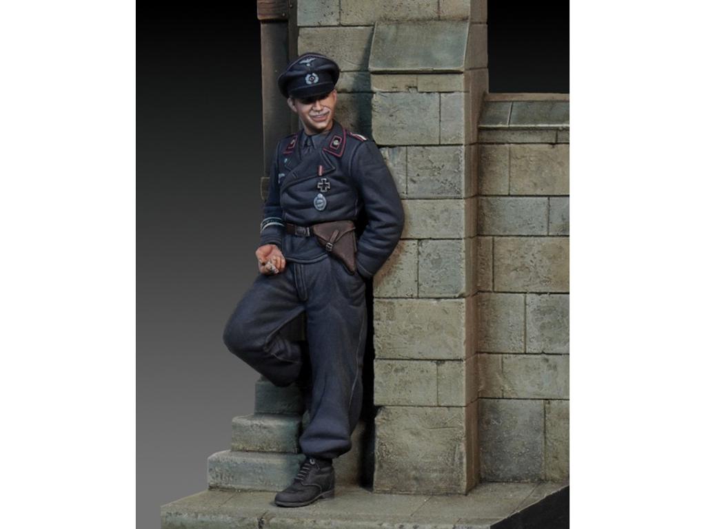 German tanker leaning against the wall (Vista 1)