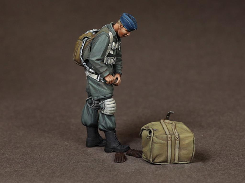 Fallschirmjäger at the airfield. (Vista 3)