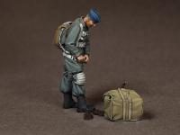 Fallschirmjäger at the airfield. (Vista 10)