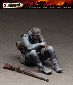 German Infantryman at rest 1939-44   (Vista 1)