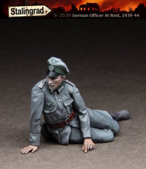 German Officer at rest 1939-44   (Vista 1)