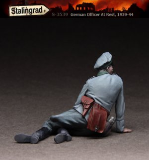 German Officer at rest 1939-44   (Vista 2)