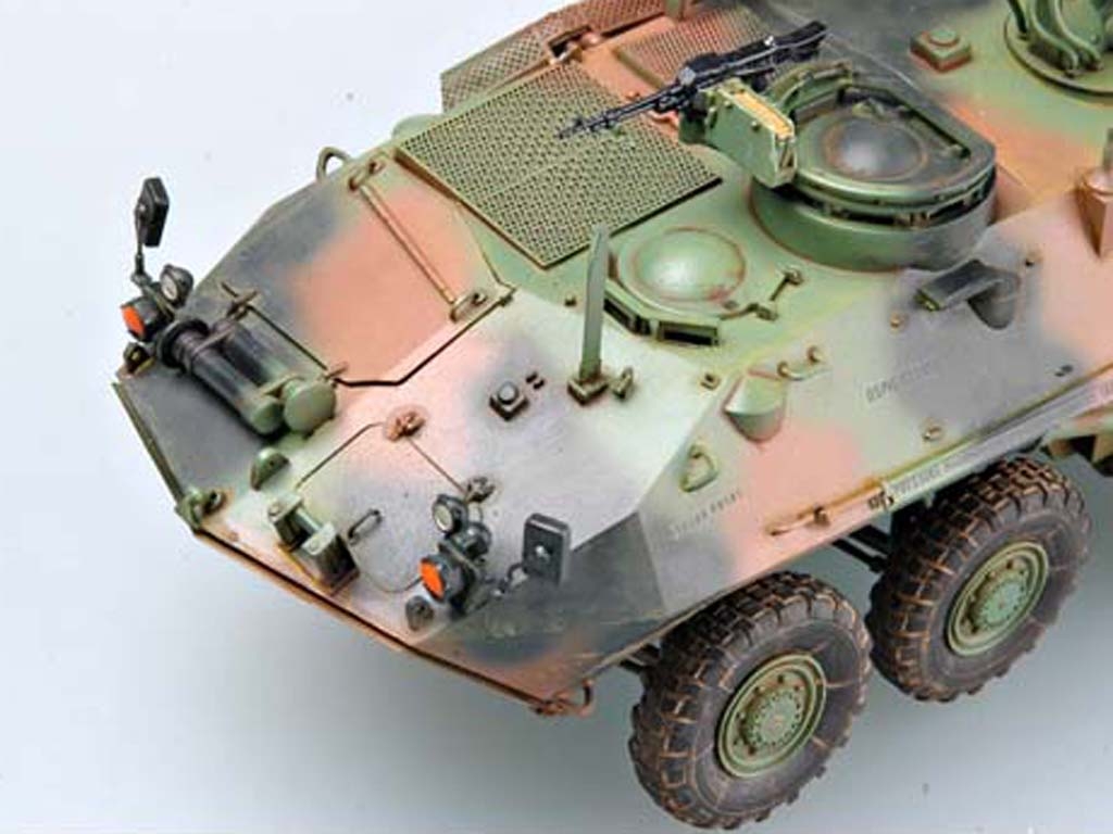 USMC LAV-R Light Armored Vehicle Recover  (Vista 4)